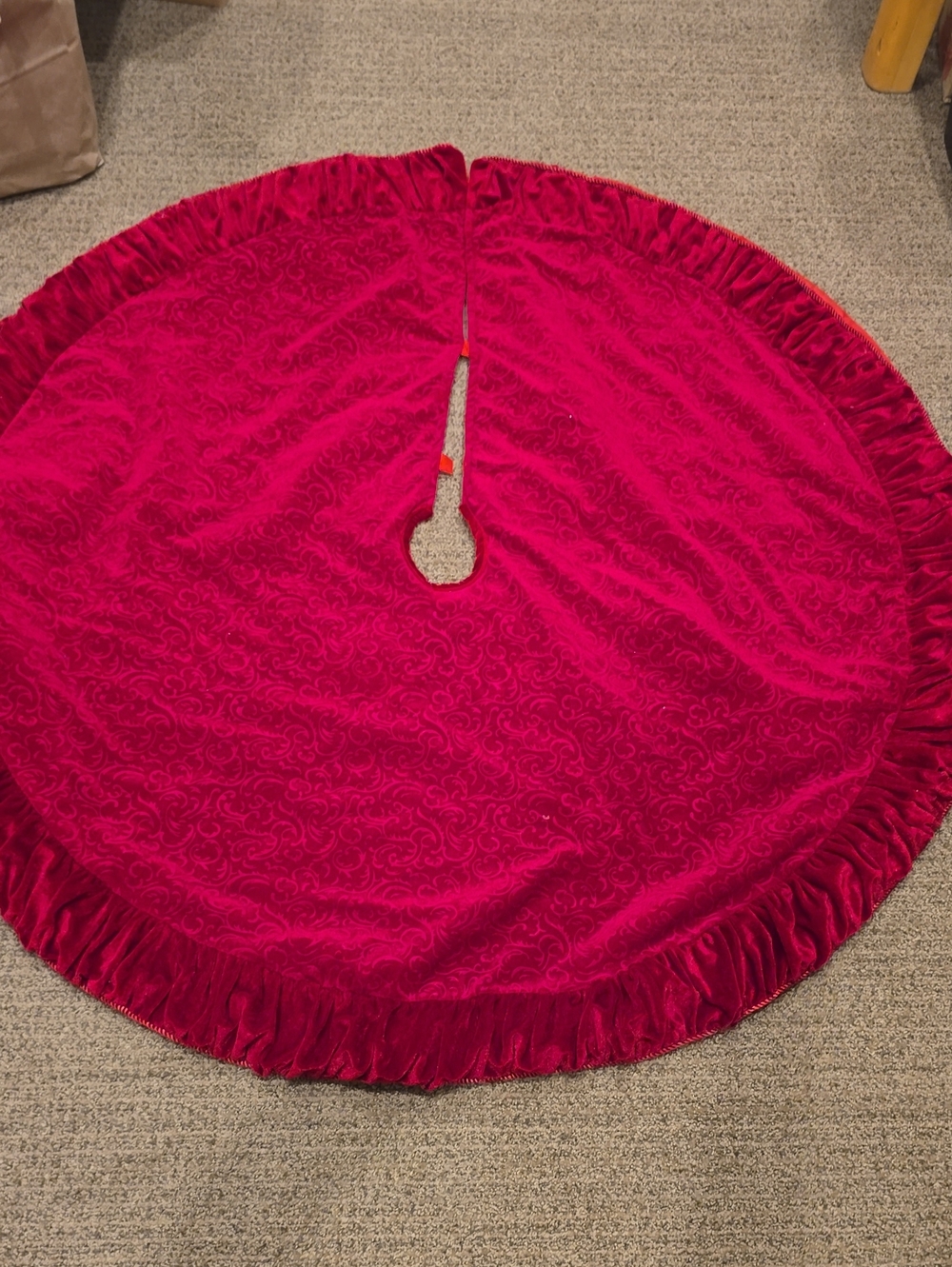 Christmas Red Velvet Tree Skirt with Ruffled Edge